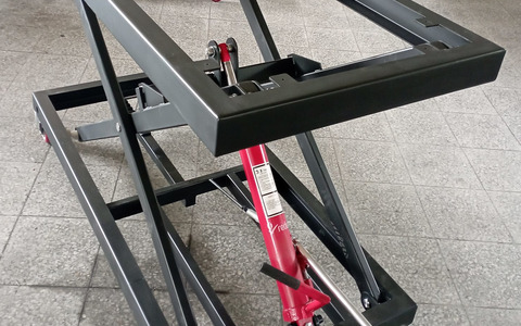 Wózek nożycowy skonstruowany na indywidualne potrzeby jednego z naszych klientów.