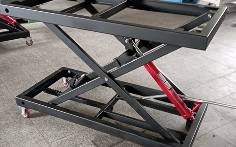 Jest przystosowany do montażu blatu, posiada uchwyty montażowe.